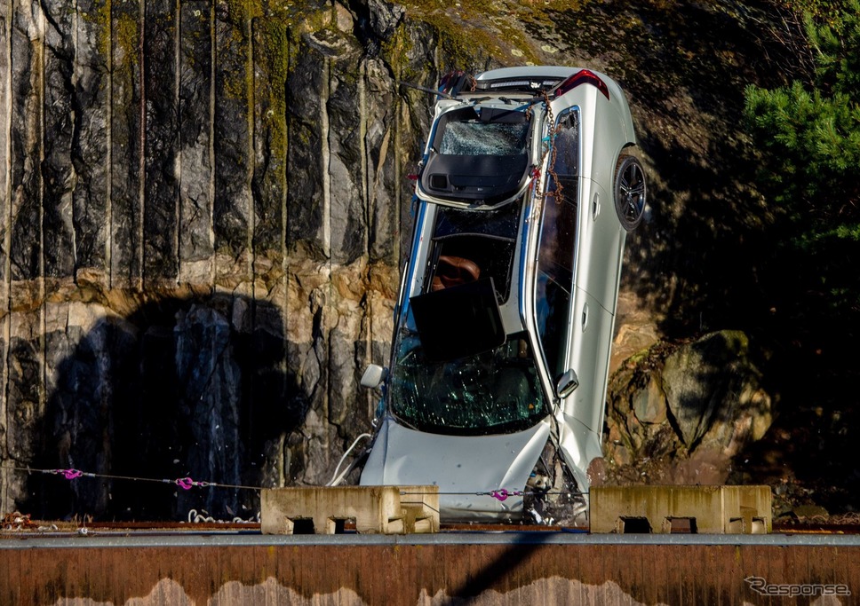 高さ30mから新車を落下させるボルボカーズの衝突テスト《photo by Volvo Cars》