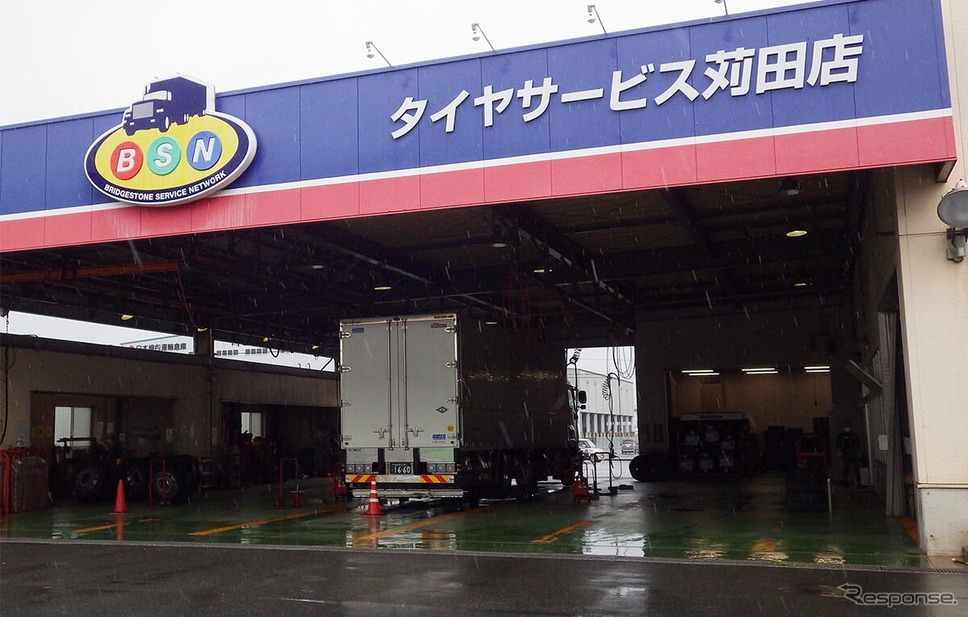 実証実験をサポートする ブリヂストンタイヤサービス西日本タイヤサービス苅田店《写真提供 ブリヂストン》