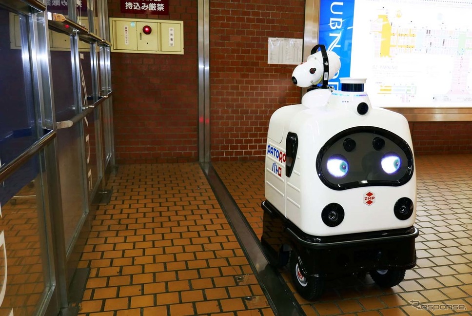 地下街「新宿サブナード」で無人による消毒作業を行っているパトロ《写真撮影 会田肇》