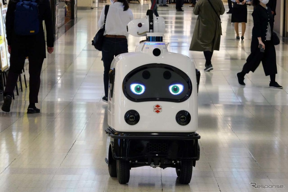 パトロは買い物客が往来する新宿サブナードで自律走行した《写真撮影 会田肇》