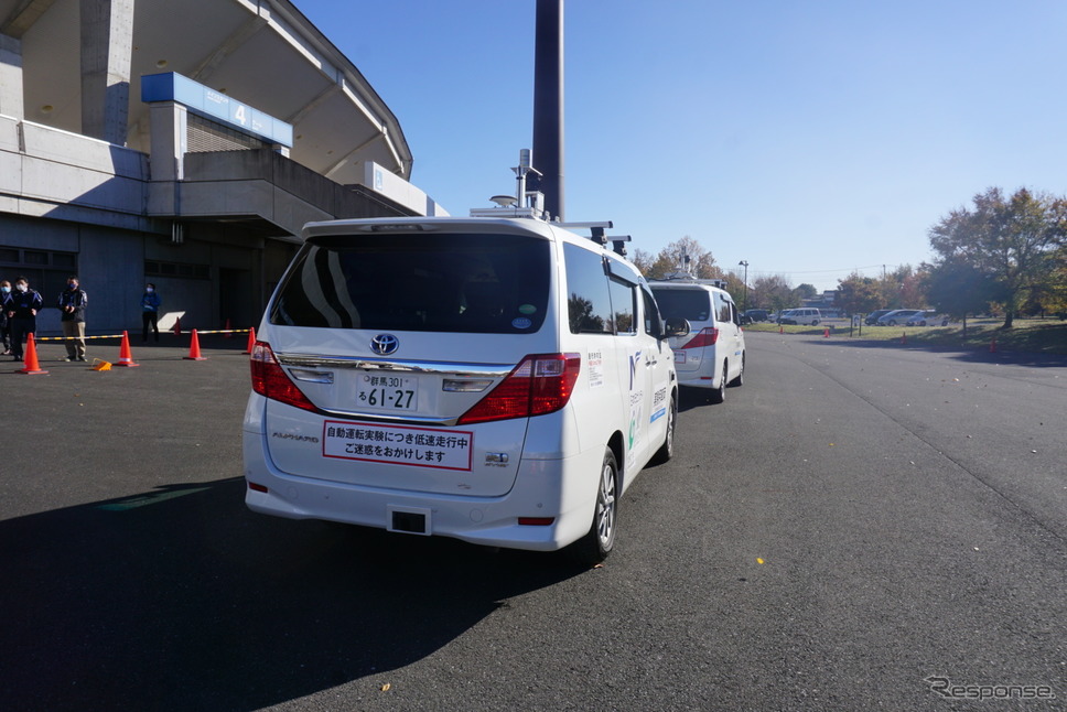世界初か？ 熊谷市がバス隊列走行の実証実験を実施熊谷スポーツ文化公園内の陸上競技場外周路約1.4キロメートルを走行中