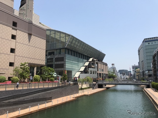 福岡アジア美術館のあるリバレインセンタービル《写真提供 写真AC》