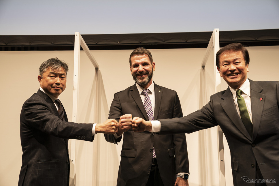 ポルシェ・エクスペリエンスセンター会見(11月24日)。向かって左から木更津市の渡辺芳邦市長、ポルシェジャパンのミヒャエル・キルシュ代表取締役社長、千葉県の森田健作知事。《写真提供 ポルシェジャパン》