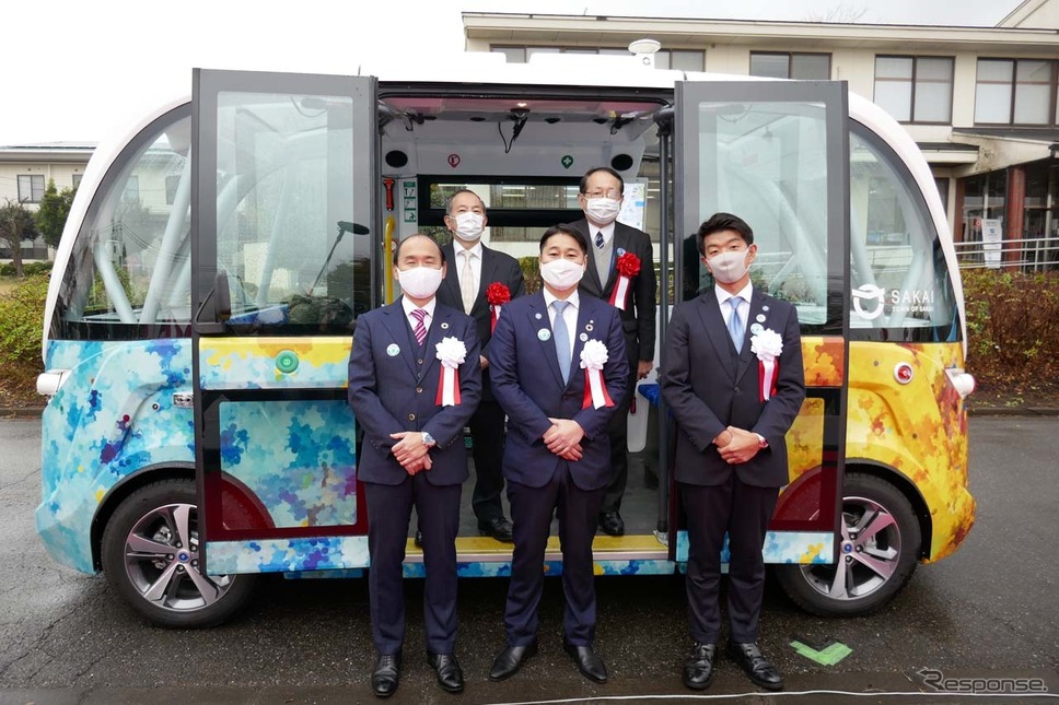 境町の橋本正裕町長以下5名が最初に乗車した