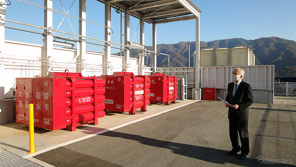 水素技術センター(水素供給利用技術協会、山梨県甲府市下向山町3157番地)と池田哲史理事《写真撮影 大野雅人(Gazin Airlines)》