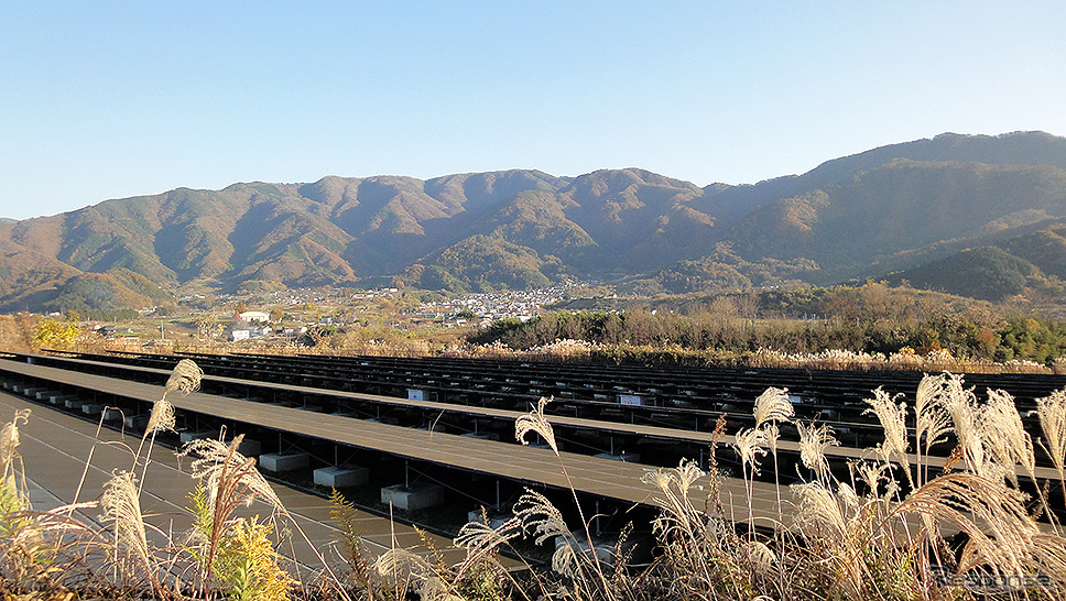 米倉山メガソーラー(山梨県甲府市下向山町3443-1)《写真撮影 大野雅人(Gazin Airlines)》