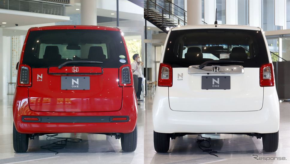 ホンダ N-ONEの新旧リアビュー比較（左が新型、右が先代）。バンパー下のタイヤの見え方に注目。《写真撮影  小林岳夫》