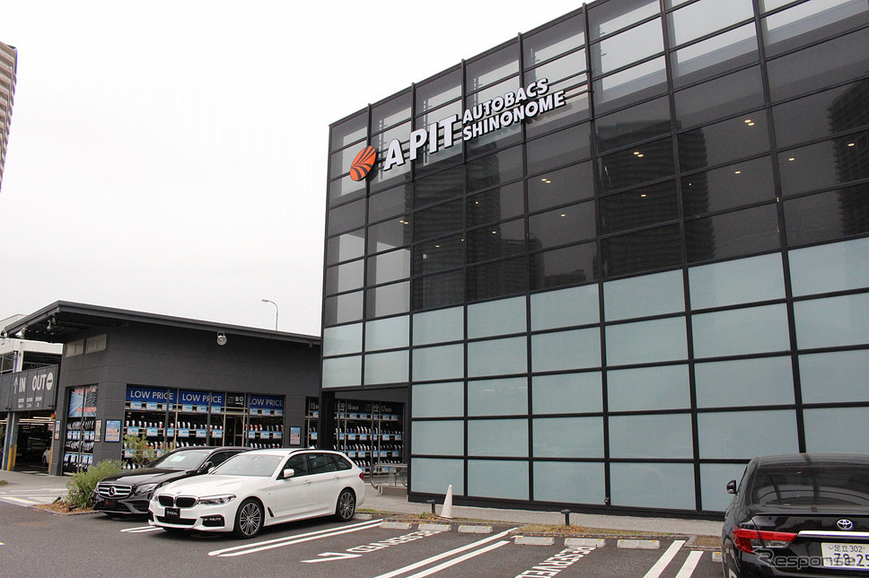 オートバックスグループの旗艦店A PIT AUTOBACS SHINONOMEへ11月1日より1ヶ月間展開した《写真撮影　土田康弘》