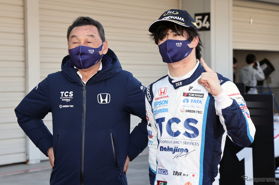 優勝した大湯都史樹(右)と中嶋悟チーム監督(左)《写真撮影 竹内英士》