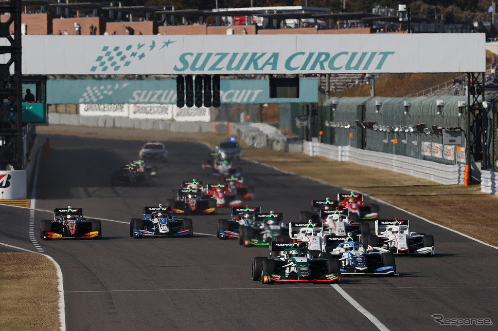 決勝レーススタートシーン《写真撮影 竹内英士》