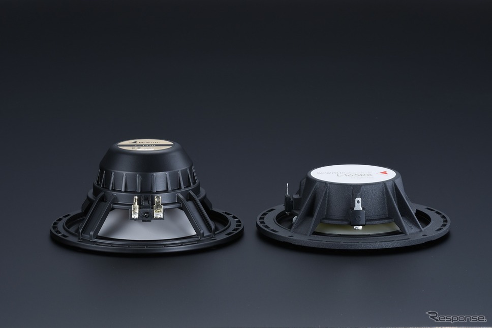 BEWITH Platinum Voice 従来品と本製品用の16.5cmウーファーの奥行比較（右側が本製品）《写真提供 グループPSAジャパン》