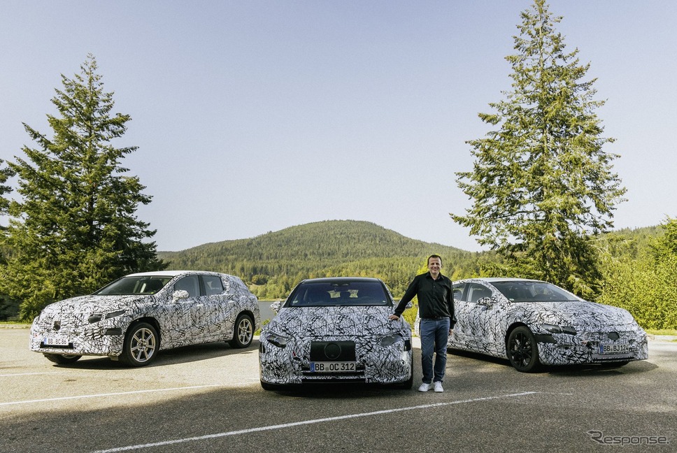 メルセデスベンツの新型EV 3車種のプロトタイプ(左からEQE SUV、EQS、EQE)《photo by Mercedes-Benz》