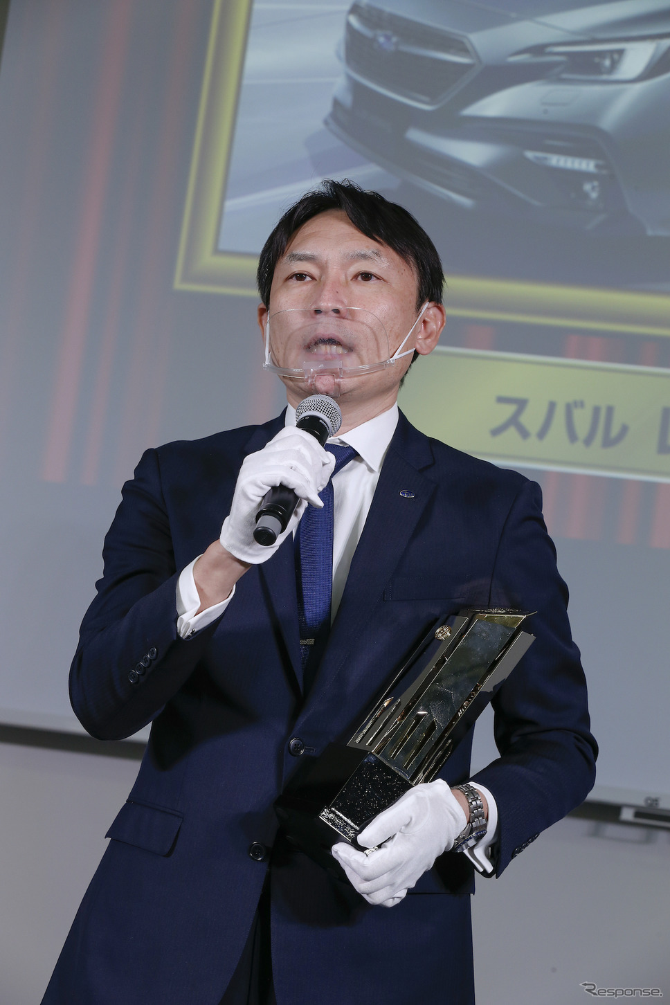 日本カー・オブ・ザ・イヤーはスバル・レヴォーグに。挨拶する五島チーフエンジニア《写真提供 日本カー・オブ・ザ・イヤー》