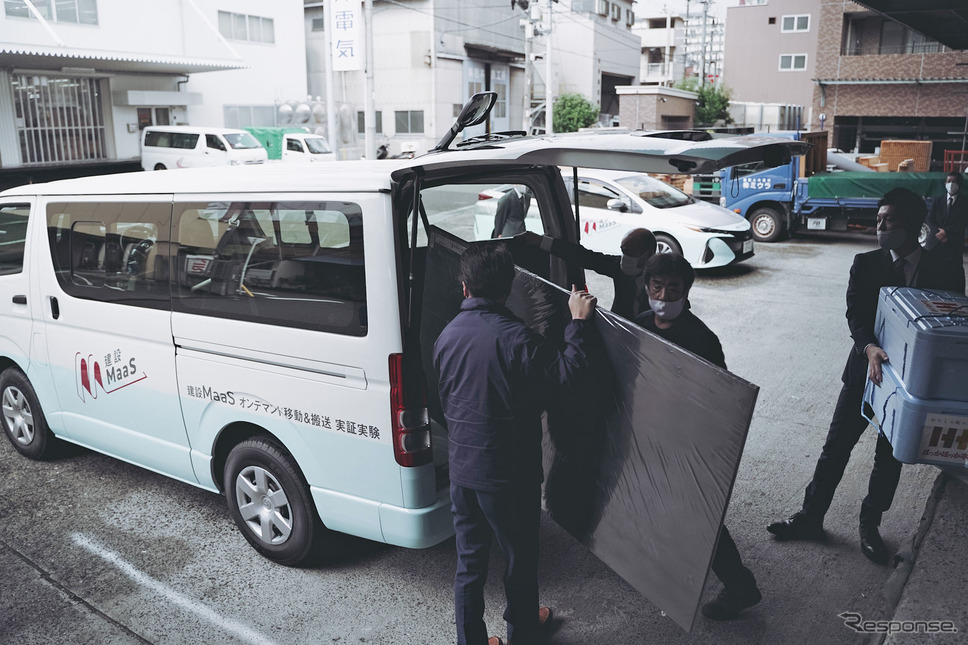 荷台に建設副資材を積み込む《写真撮影 坂本貴史》