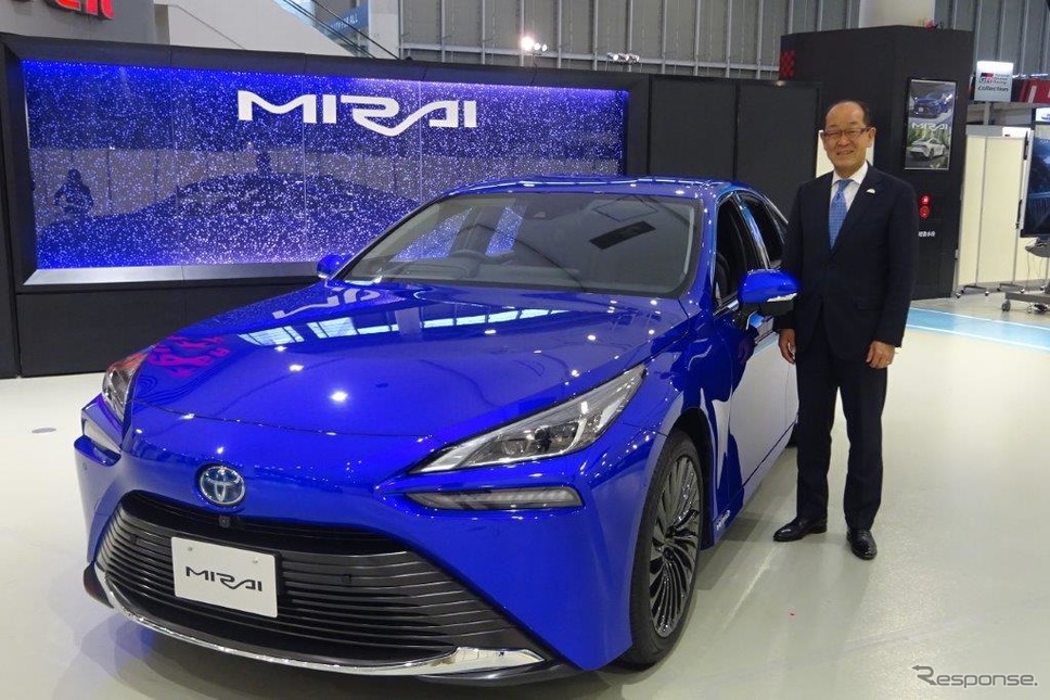 新型MIRAIと田中義和チーフエンジニア(東京都江東区のMEGA WEB)《写真撮影 池原照雄》