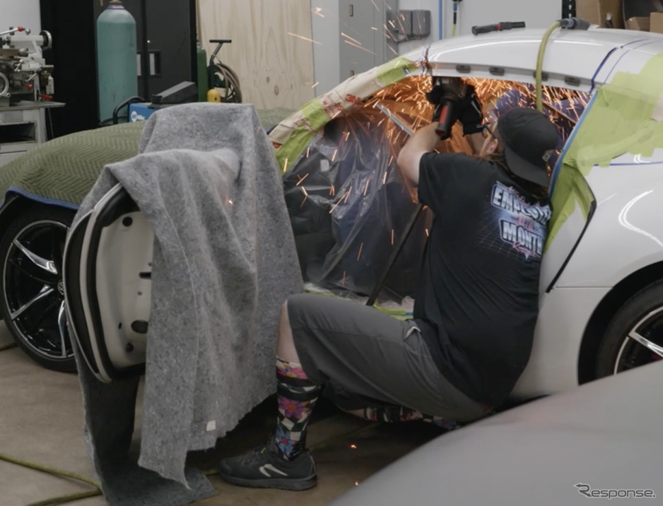 トヨタ・スープラ のオープンモデル「GRスープラ・スポーツトップ」製作の過程。ルーフをカットしているシーン《photo by Toyota》