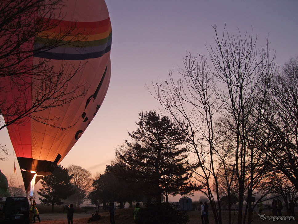 熱気球が飛ぶのは上昇気流の弱い早朝と夕方。日の出前から会場はヒートアップしている。《写真撮影 井元康一郎》