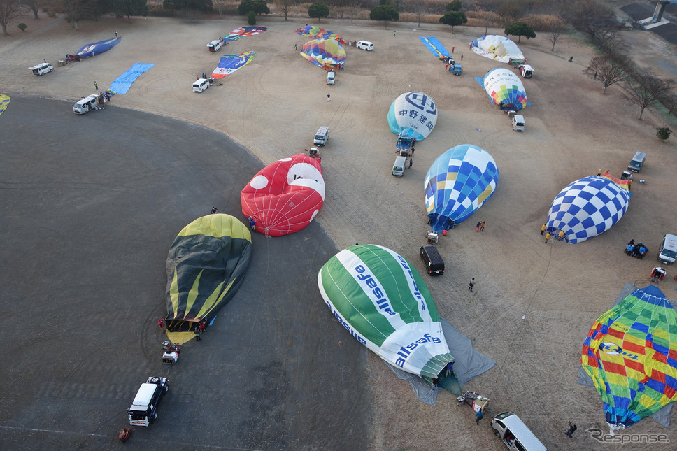観光気球のリフトオフ直後に競技気球への離陸許可が出た。一斉にインフレート(展張)を開始している。《写真撮影 井元康一郎》