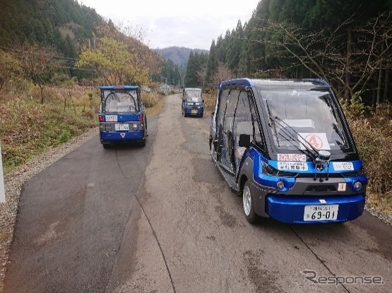 1人の遠隔監視・操作者が3台の無人自動運転車両を運行《写真提供 経済産業省》