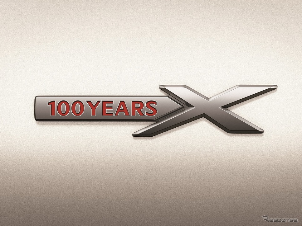 SKYACTIV-X フェンダーバッジ（100周年記念車専用）《写真提供 マツダ》