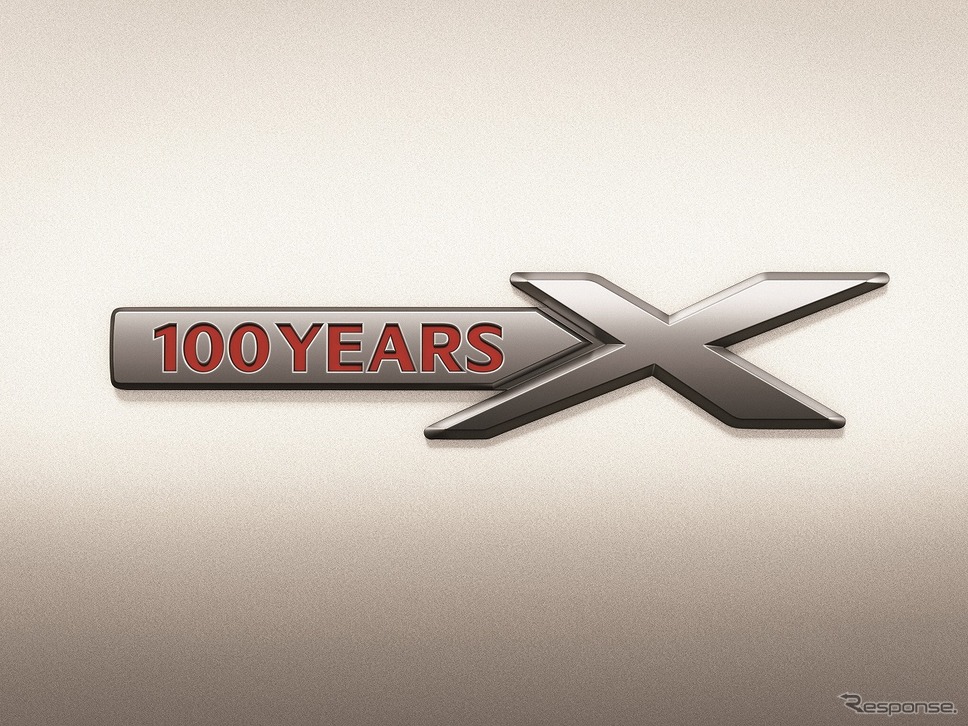 SKYACTIV-X フェンダーバッジ(100周年記念車専用)《写真提供 マツダ》