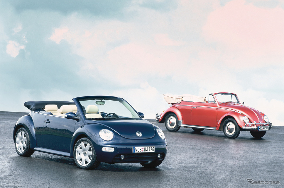 VW ニュービートルカブリオレと初代ビートルカブリオレ《Photo by Volks Wagen》