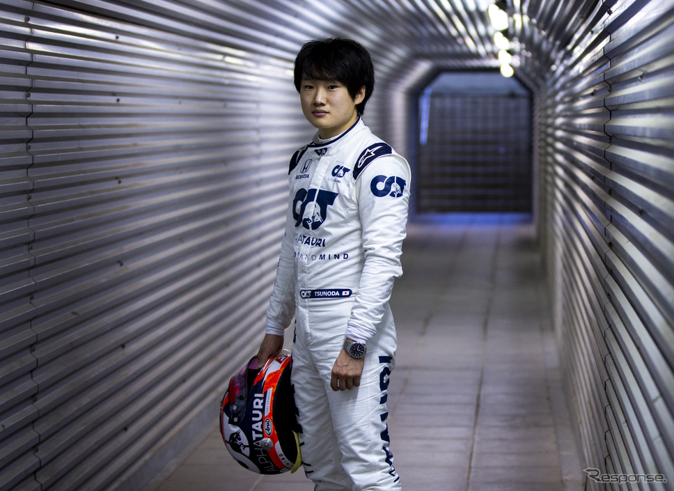 アルファタウリのレーシングスーツを着ての撮影（11月、旧型F1マシンでのテスト時）。《Photo by AlphaTauri / Red Bull》