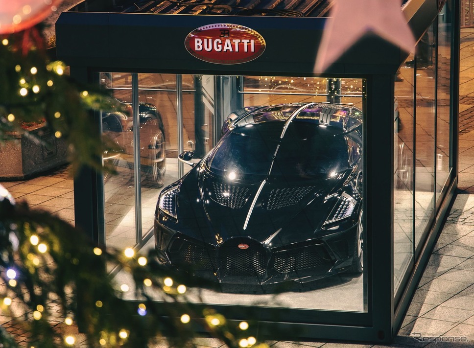 フランス・モルスハイム市内中心部に展示中のブガッティ・シロン・ラ・ヴォワチュール・ノワール《photo by Bugatti》
