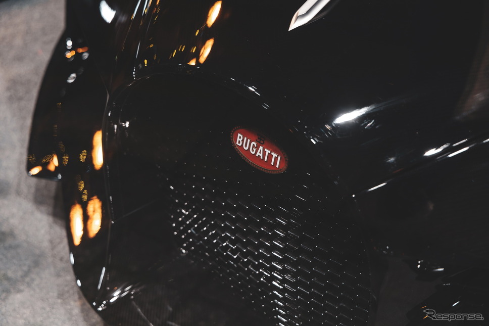 フランス・モルスハイム市内中心部に展示中のブガッティ・シロン・ラ・ヴォワチュール・ノワール《photo by Bugatti》