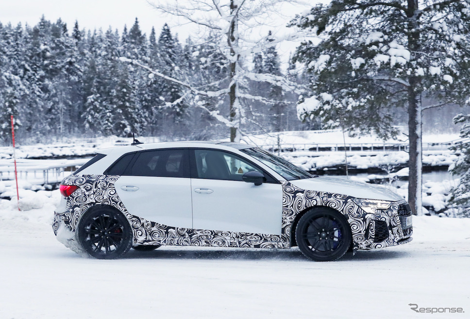 アウディ RS3スポーツバック 次期型プロトタイプ(スクープ写真)《APOLLO NEWS SERVICE》