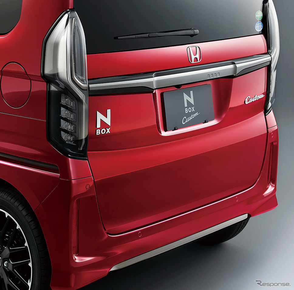N-BOX Custom コーディネートスタイル ダーククロームメッキ加飾リアデザイン《画像提供 本田技研工業》