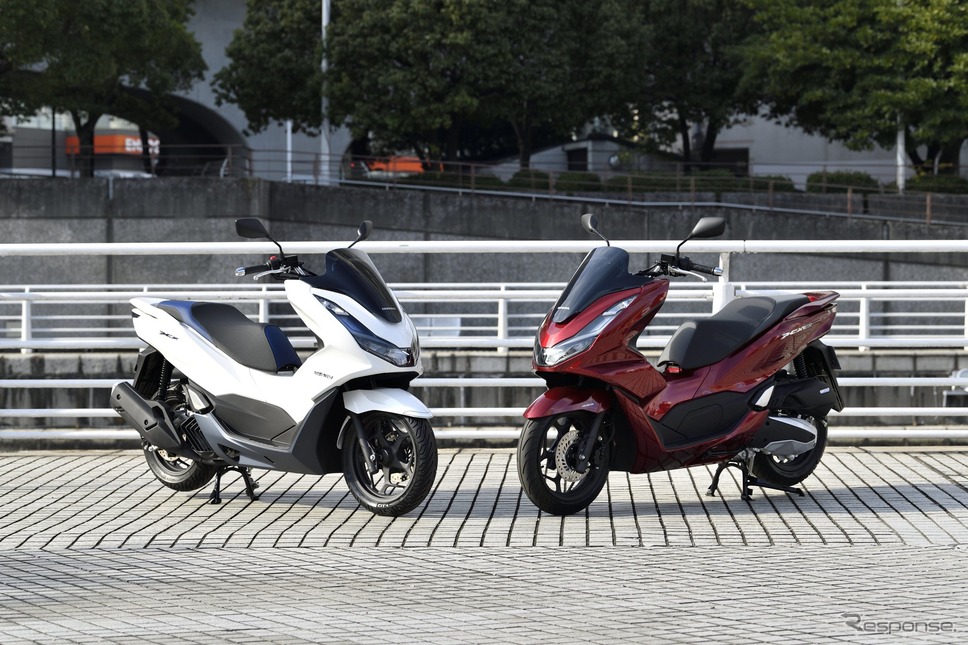 ホンダ PCX125（左）とホンダ PCX160（右）《写真撮影 雪岡直樹》