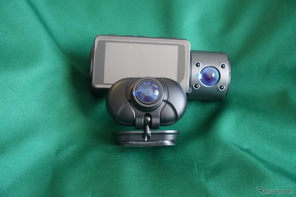 前後カメラ。フロントはディスプレイ側で、右の筒状の部分が室内カメラ。周囲に付く4つのぽっちは赤外線。《写真撮影 中村孝仁》