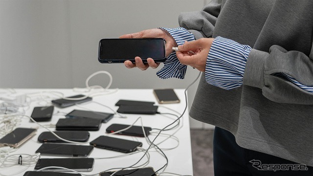 スマートフォンの充電イメージ《画像提供 デンソー》