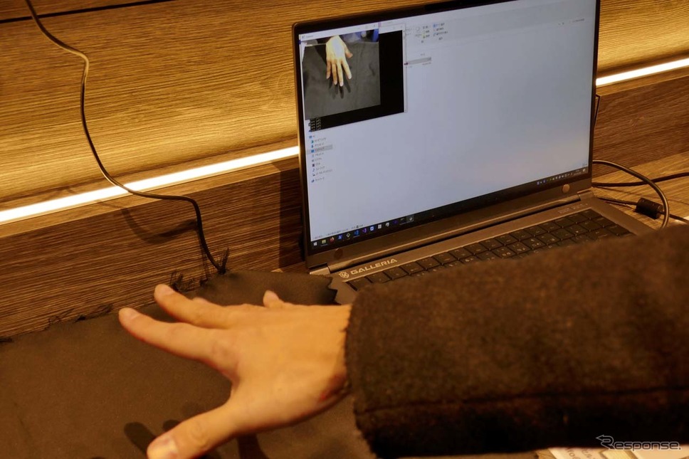 「知能技術」ジェスチャーをAIで認識してコマンド入力とし、ラジコンカーを動かすことができた《写真撮影 会田肇》
