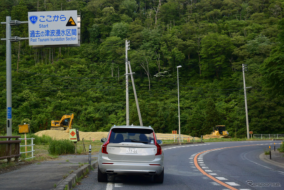 国道45号線を行く。並行して無料の高速道路、三陸道の整備が進んでいる。《写真撮影 井元康一郎》