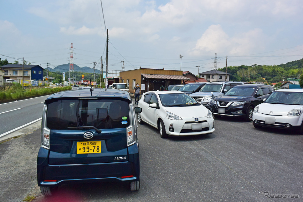 福岡の人気うどん店へ。狭い駐車場では軽の小ささがことさら生きる。《写真撮影 井元康一郎》