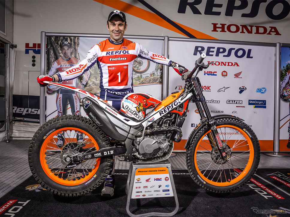トニー・ボウ選手とMontesa COTA 4RT《画像提供 本田技研工業》