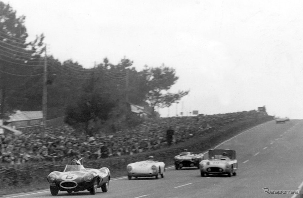 ルマン24時間耐久で集団をリードするジャガーDタイプ（1954年）。《Photo by National Motor Museum/Heritage Images via Getty Images/Hulton Archive/ゲッティイメージズ》