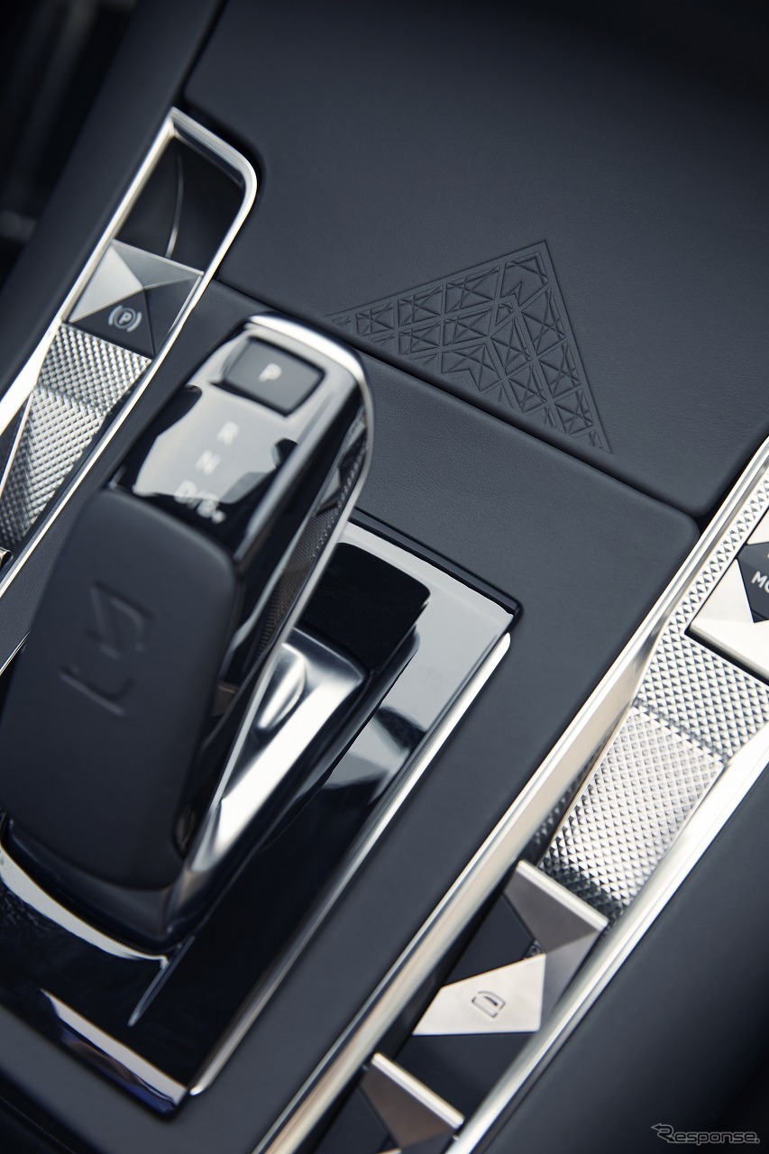 DS 7クロスバック ルーヴル ブルーHDi《写真提供 Groupe PSA Japan》