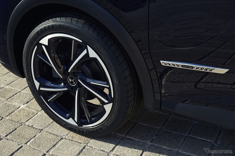DS 7クロスバック ルーヴル ブルーHDi《写真提供 Groupe PSA Japan》