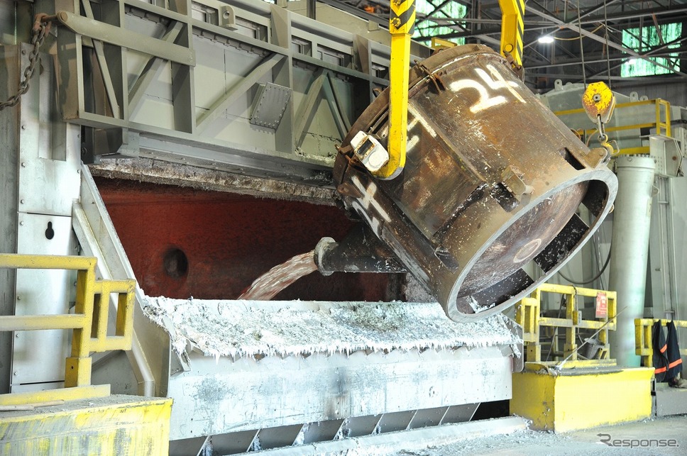 リサイクルされた溶融アルミニウムは、テネシー州Arconic社の操業する溶解炉から吸い上げられた後、保持炉に追加され、部品として鋳造される《画像提供 日産自動車》