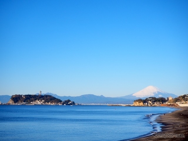 江の島(写真左の島)《写真提供 写真AC》