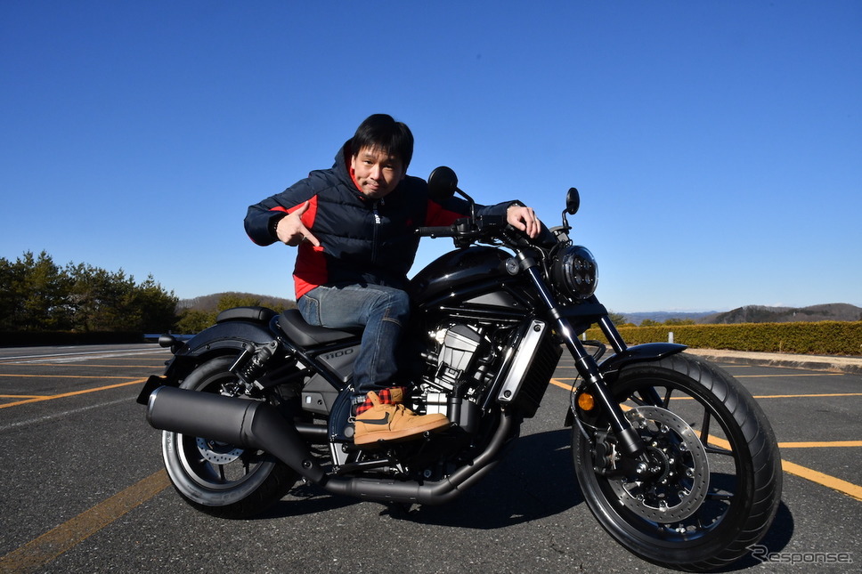 レブル1100/DCT発売前にじっくり見て触った筆者(青木タカオ)。《写真提供 ホンダモーターサイクルジャパン》