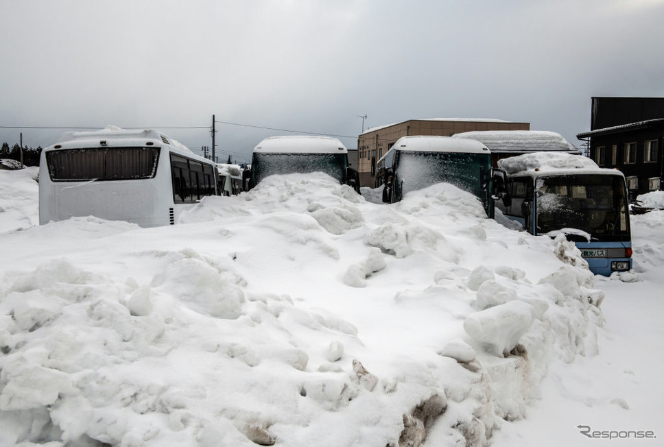 2021年1月19日、日本列島を暴風雪が襲い東北道では100台以上の多重事故が発生した。写真は翌1月20日の上越地方(参考画像)Photo by Carl Court/Getty Images