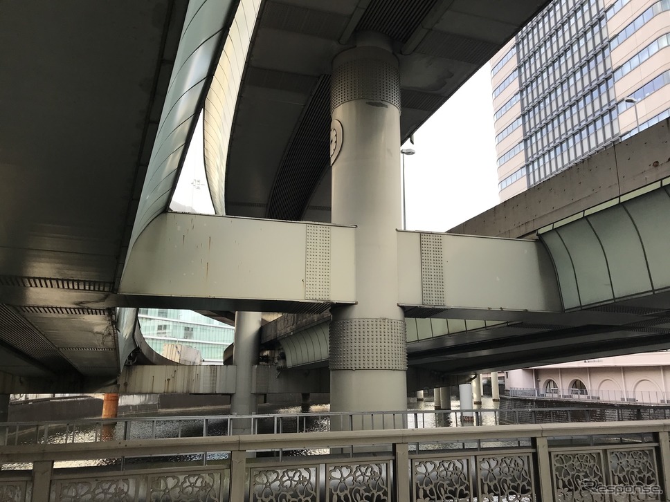 日本橋川上空を通る首都高速(日本橋付近)《写真撮影 高木啓》