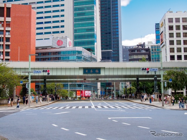 日本橋北詰から南方を臨む。《写真提供 写真AC》