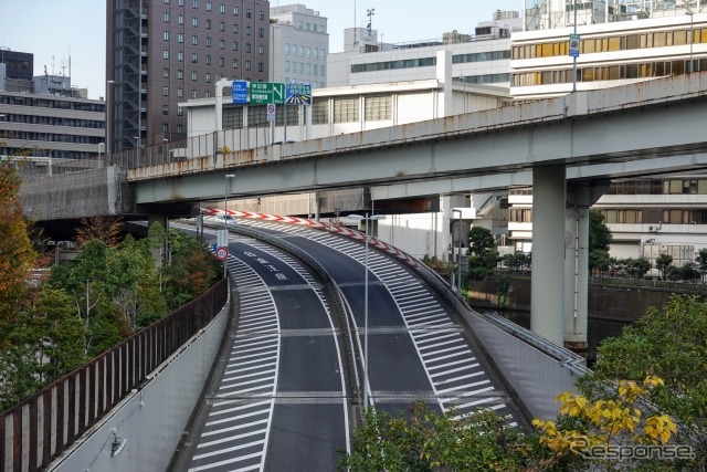 八重洲線の地下出入り口。上を横切る高架が都心環状線(撤去予定)、左前方が神田橋JCT《写真提供 写真AC》