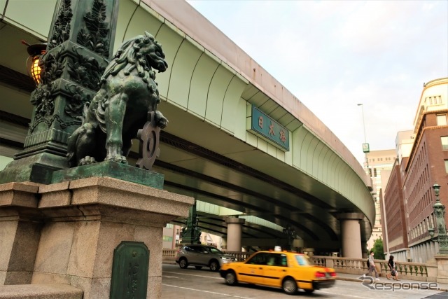 日本橋(下の道路)《写真提供 写真AC》