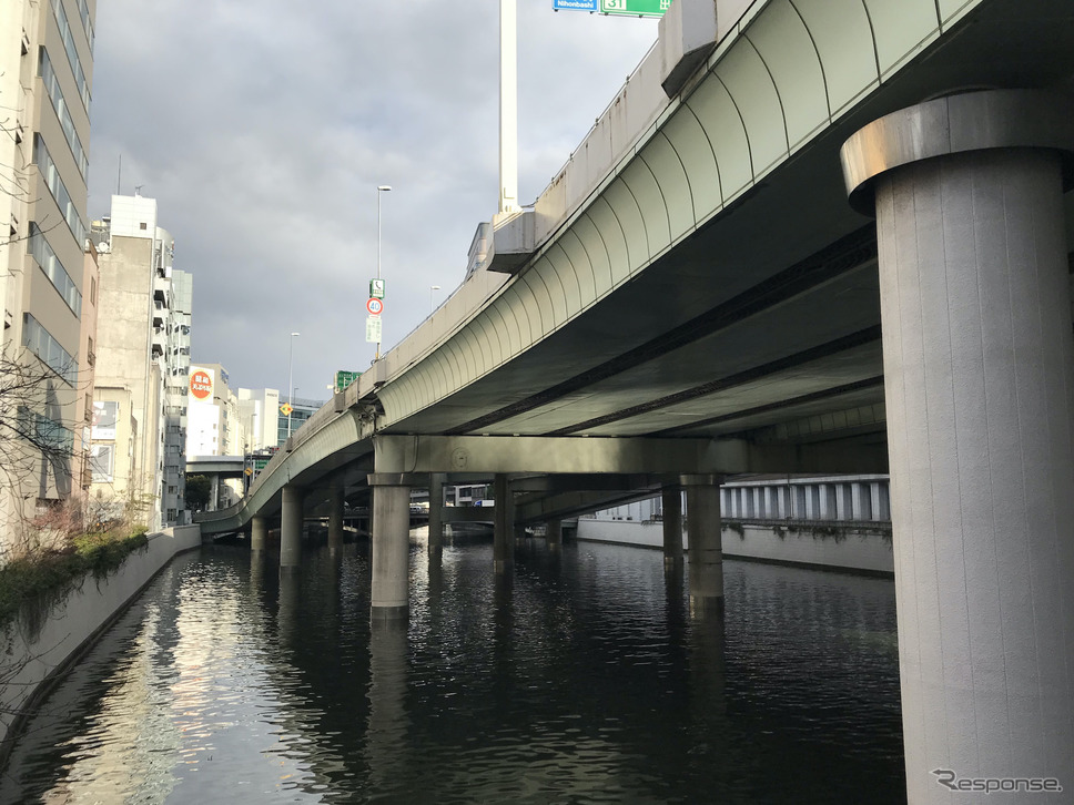 前方が江戸橋出口《写真撮影 高木啓》